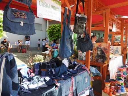 Stojnica Urške Vidmar iz Zaloga  je ponudila reciklirane izdelke iz kavbojk